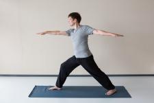 Männer entspannen und tanken Kraft mit Yoga