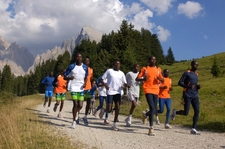 Mit den Profis zur Bestform: Amateure trainieren mit der kenianischen Marathon-Elite auf der Seiser Alm - Kräftemessen beim Panoramalauf "Seiser Alm Running"