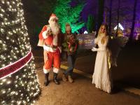 Weihnachtsmann und Christkind bescheren den 333.333sten Besucher des Christmas Garden Berlin