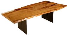 Wertbeständige Holztische aus urwüchsigen Baumstammtischplatten