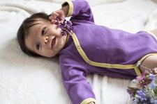 Besondere Babygeschenke für anspruchsvolle Schenker: Mama Ocllo bietet farbenfrohe Babymode aus Bio Baumwolle