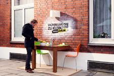 Wohnung zu klein! Mit dem Esstisch durch die Wand