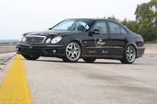 Vmax bis über 330 km/h, 567 PS / 417 kW und 673 Nm