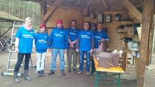 enviaM-Mitarbeiterin baut Nistkastengalerie im Naturschutzverein Kolkwitz aus