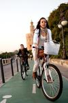Adiós Auto! - Frau fährt auf's Fahrrad ab
