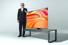 IFA-Besucher werden eins mit Curved UHD TVs