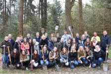 Mit Spaß und Spaten: Schüler pflanzen Bäume für klimaneutrale Klassenfahrt