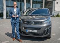 Opel-Chef Lohscheller nimmt "International Van of the Year"-Award für den neuen Opel Vivaro-e entgegen