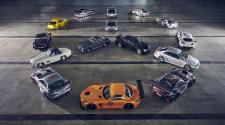 DTM-Legenden und Rennfahrzeuge aus unterschiedlichen Epochen stilvoll in Szene gesetzt