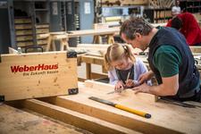 Kinderreporterin Nina zu Besuch in der Produktion von WeberHaus