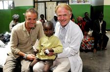 Schauspieler Hannes Jaenicke begleitet deutschen Augenarzt in Ruanda