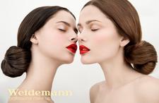 Beauty-Fotografie: nur die Kamera und das Gesicht vor ihr