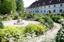 Frühlings-Entdeckungsreise durch blühende Gärten des Klosters