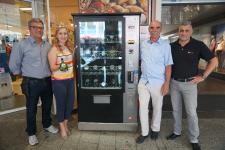 Fränkische Weinkönigin eröffnet weltweit ersten Bocksbeutelautomaten