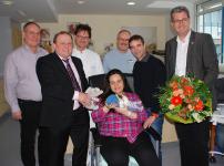Oberbürgermeister Patrick Burghardt begrüßt Neujahrsbaby im GPR Klinikum