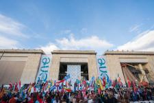 Gestalter einer lebenswerten Zukunft: Audi schickt Nachwuchstalente zum One Young World Summit