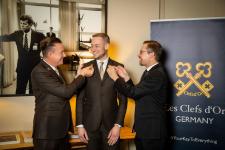Vier Musketiere wieder komplett: Jung-Concierge der Villa Kennedy erhält goldene Schlüssel bei offizieller Verleihung der Clefs d'Or Deutschland