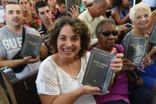 Die vollständige Bibel jetzt in 694 Sprachen