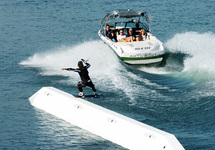 Rider präsentieren auf der "Wake" meterhohe Sprünge, Saltos, Schrauben