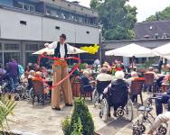 Stelzenläufer und Akrobatik: Sommerfest im Senioren-Wohnpark Koppenbergs Hof