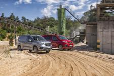 Off-Roaders: Opel Combo Cargo and Opel Vivaro with All-Wheel Drive