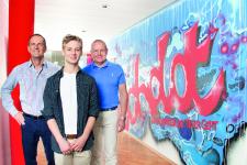 echolot taucht in blaues Graffiti-Meer