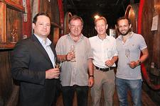 Minister Bonde informiert sich im Weingut Zähringer über Ökoweinbau