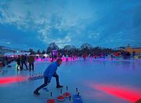 Stadtwerke EISZEIT: Feste feiern, Eisstockschießen und Eislaufen lernen auf der größten Open-Air Eisfläche Süddeutschlands
