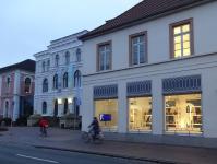 Neue Schaufenster neben dem Museum zeigen Einblicke und Ausblicke zur Ethnologischen Sammlung