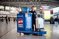 Dank Wrapping-Service am Flughafen Frankfurt geht Gepäck sicher verpackt auf Reisen