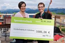 Spendenübergabe nach Benefizkonzert