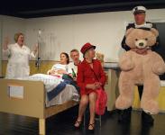 THEATER AM MEER Liebeschaos im Wochenbett