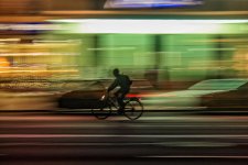 Licht ins Dunkel: So kommen Fußgänger und Radfahrer sicher durch Herbst und Winter
