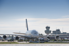 Riesenairbus begeistert die Berliner am Flughafen Tegel