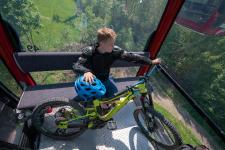 Gezinnen met kinderen verkennen het Willinger Upland op mountainbikes