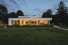 Moderner Bungalow mit viel Glas