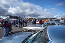 Oldtimerfans stürmen Rennkurs in Oschersleben