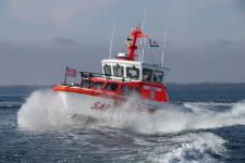 Seenotretter retten lebensgefährlich unterkühlten Seekajakfahrer aus dem Wasser