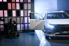 Nachwuchs-Comedian Carl Josef bekommt Mitsubishi Outlander Plug-in Hybrid