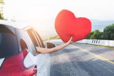 Urlauberherzen schlagen höher: Am Valentinstag gibt es bei Sunny Cars pro Mietwagenbuchung 14 Euro Preisnachlass