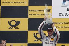 BMW Fahrer Tomczyk und Spengler stehen am Norisring auf dem Podium