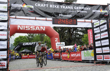 Alban Lakata gewinnt Etappe 2 der CRAFT BIKE TRANS GERMANY powered by NISSAN im Zielsprint