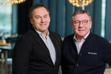 Heinz Schiebenes und Götz Rothacker nehmen das Steuer der Sansibar by Breuninger in die Hand