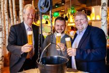 Vielfältige Burgerkreationen zwischen Birkenstämmen genießen