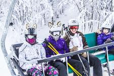 Karnevalsflüchtlinge genießen den Schnee in der Wintersport-Arena Sauerland