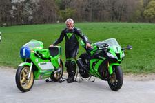 Toni Mang gibt auf seiner Kawasaki KR350 noch einmal Gas