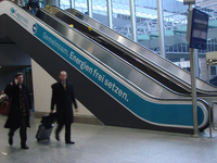 Capgemini steht auf Rolltreppenwerbung am Frankfurt Airport