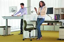Ein höhenverstellbarer Schreibtisch kann mit wenigen Handgriffen von der sitzenden auf die stehende Arbeitshaltung angepasst werden. Bild: AGR/VS