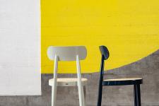Stuhl 118 High-Gloss in Offenbacher Rathaus neu inszeniert