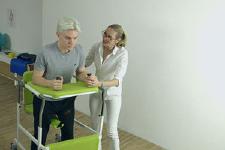 Adiuvad schließt die Lücke zwischen Rollstuhl und Rollator